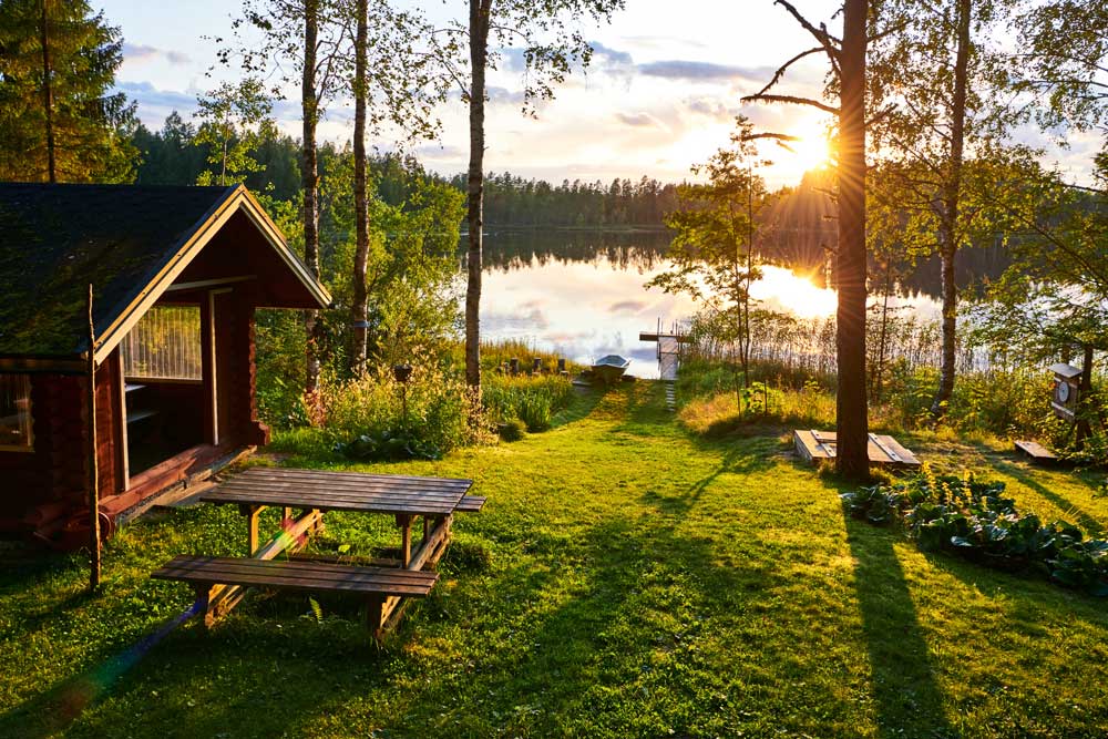 vacker utemiljö med ett hus vid vattnet